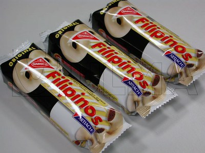 Empacado de charolas de Filipinos (rosquillas cubiertas de chocolate) en flow pack