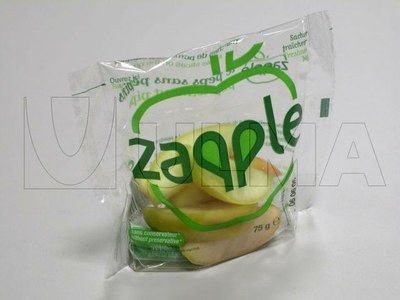 Empacado de trozos manzana fresca en bolsa de fondo estable listo para su consumo.