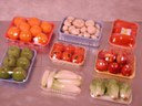 Empacado de productos hortofrutícolas (lechugas, zanahorias, coles, etc.) en charola en film extensible