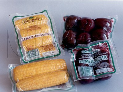 Empacado de papas, remolachas, maíz y zanahorias en termoformado al vacío en film flexible para su posterior esterilización