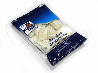 Empacado de bacalao desmigado salado en bolsa tipo almohadilla