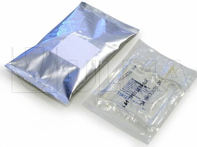Empacado de bolsas de suero clínico  en flow pack